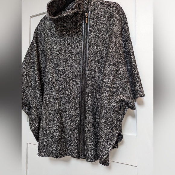 Novelti Black/Grey Cape - Picture 10 of 13